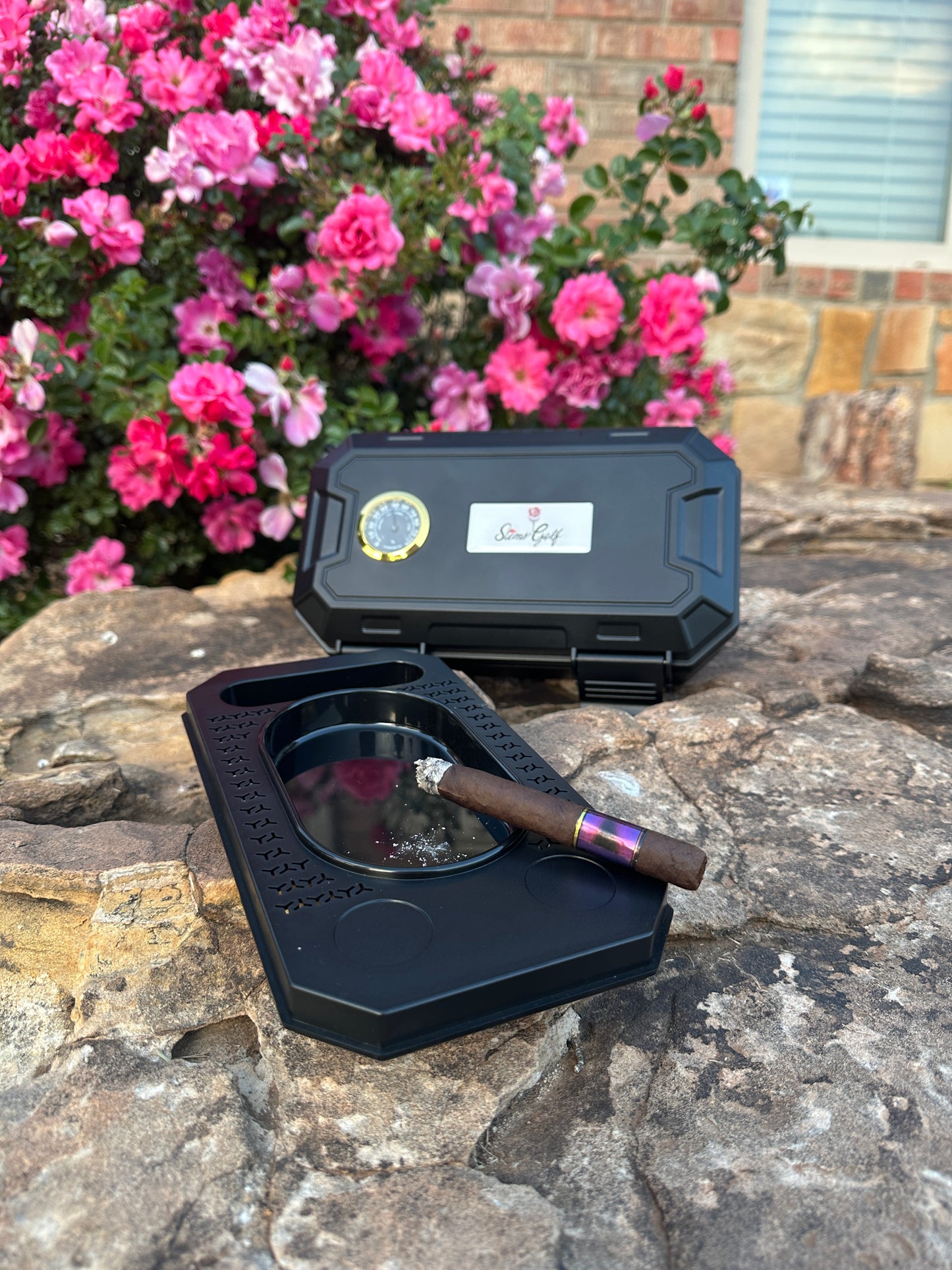 Premium Cigar Humidor with Built-In Ashtray, Cigar Tray & Hygrometer
